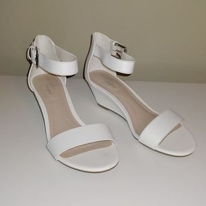 DexFlex Comfort Paige White Buckle Pumps 7W